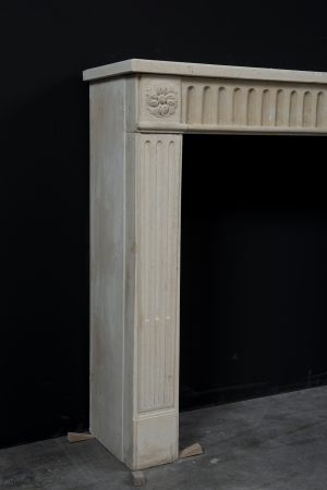Antiker Kalkstein-Kaminsims, Louis XVI-Stil