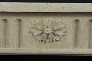 Antiker Kalkstein-Kaminsims, Louis XVI-Stil