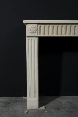 Antiker Kalkstein-Kaminsims, Louis XVI-Stil