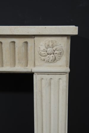 Antiker Kalkstein-Kaminsims, Louis XVI-Stil