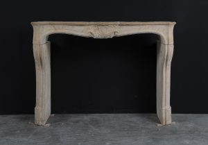 Louis XV-Kaminsims aus Kalkstein