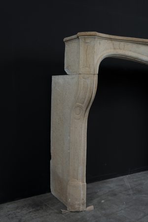 Louis XV-Kaminsims aus Kalkstein