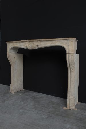 Louis XV-Kaminsims aus Kalkstein