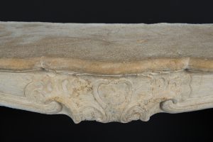 Louis XV-Kaminsims aus Kalkstein