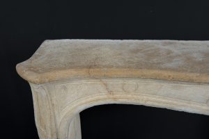 Louis XV-Kaminsims aus Kalkstein