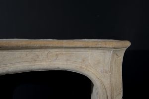 Louis XV-Kaminsims aus Kalkstein