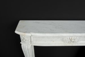 Perfekter kleiner antiker Kaminsims aus weißem Marmor