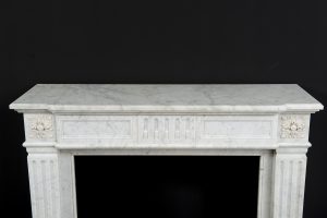 Antiker Kamin aus weißem Carrara-Marmor