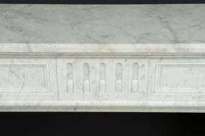 Antiker Kamin aus weißem Carrara-Marmor