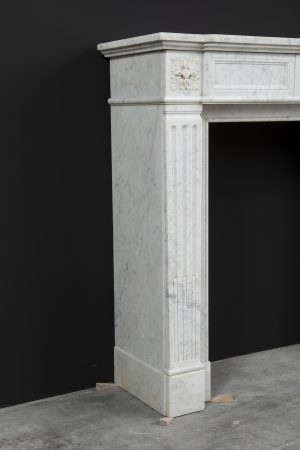 Antiker Kamin aus weißem Carrara-Marmor