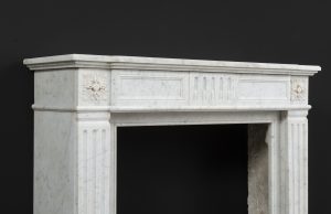 Antiker Kamin aus weißem Carrara-Marmor