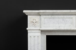 Antiker Kamin aus weißem Carrara-Marmor