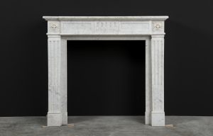 Antiker Kamin aus weißem Carrara-Marmor